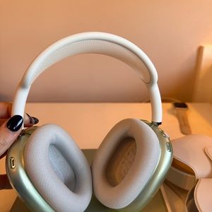 BRAND NEW— Silver Apple Max Headphones